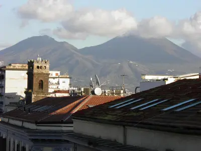 Vista generica sulle montagne o vista sulle montagne dall'interno dell'appartamento