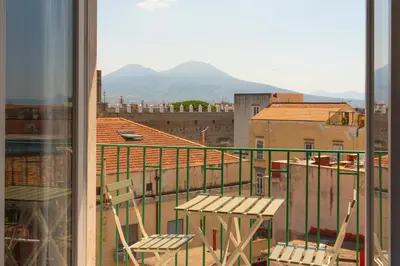 Vista generica sulle montagne o vista sulle montagne dall'interno del bed & breakfast
