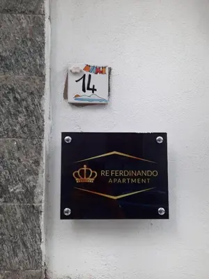 Certificato, attestato, insegna o altro documento esposto da Re Ferdinando Apartment