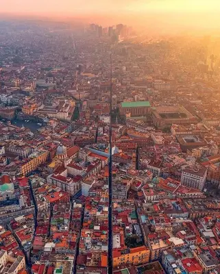 Vista generica su Napoli o vista sulla città dall'interno dell'appartamento
