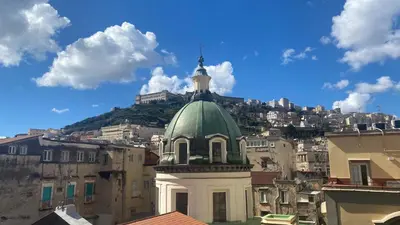 Vista generica sulle montagne o vista sulle montagne dall'interno della stanza in casa privata