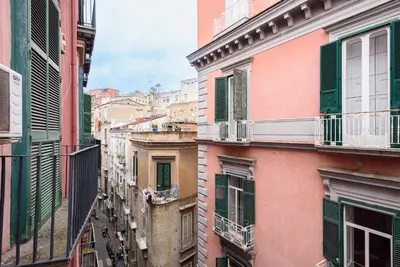 Vista generica su Napoli o vista sulla città dall'interno dell'appartamento