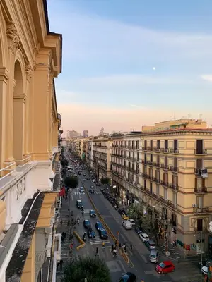 Vista generica su Napoli o vista sulla città dall'interno dell'appartamento