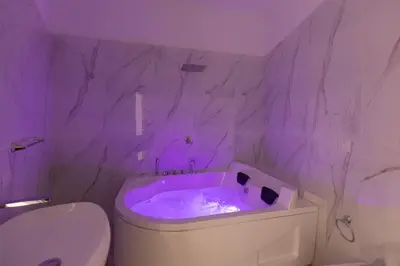 Bagno di MY BRILLIANT HOME WITH JACUZZI 2 STEPS FROM St TOLEDO