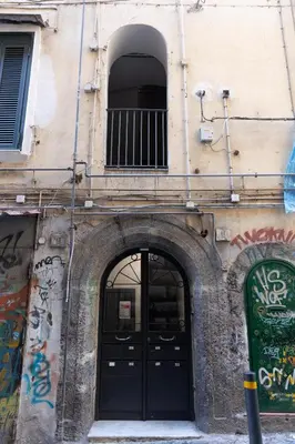 Facciata o entrata di Famme sta cuiete appartamento Napoli centro