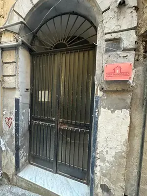 Facciata o entrata di Casa Nanninella Napoli centro