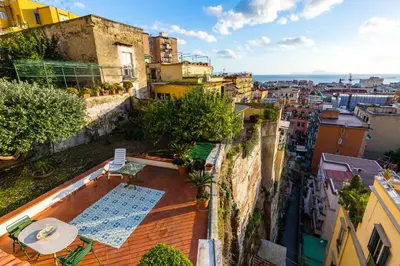 Vista generica su Napoli o vista sulla città dall'interno dell'appartamento