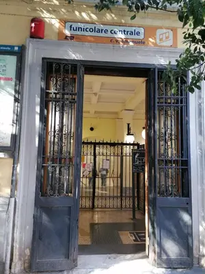 Facciata o entrata di Casa Tolentino al centro di Napoli