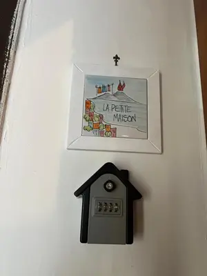 Certificato, attestato, insegna o altro documento esposto da La petite maison