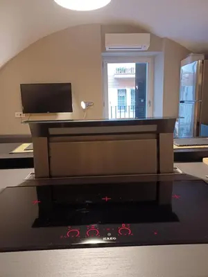 TV o dispositivi per l'intrattenimento presso Super Design Appartamento Napoli Centro con Sky wifi veloce e Netflix