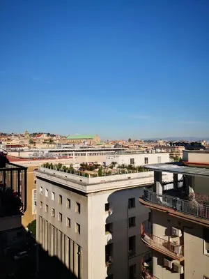 Vista generica su Napoli o vista sulla città dall'interno dell'appartamento