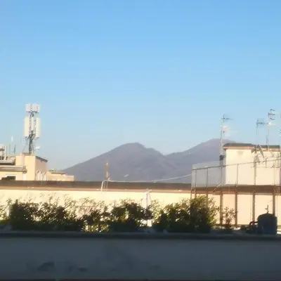 Vista generica sulle montagne o vista sulle montagne dall'interno dell'appartamento