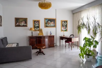 Area soggiorno di Super Elegante Napoli Centro con posto auto e wifi veloce