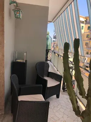 Area soggiorno di Super Elegante Napoli Centro con posto auto e wifi veloce