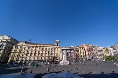 Vista generica su Napoli o vista sulla città dall'interno dell'affittacamere