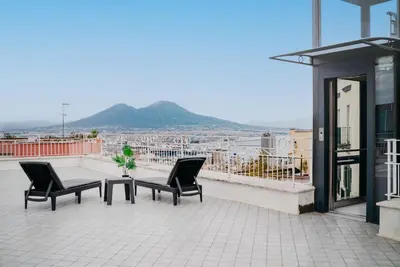 Vista generica sulle montagne o vista sulle montagne dall'interno dell'aparthotel