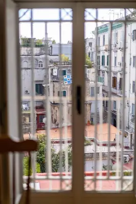 Vista generica su Napoli o vista sulla città dall'interno dell'appartamento