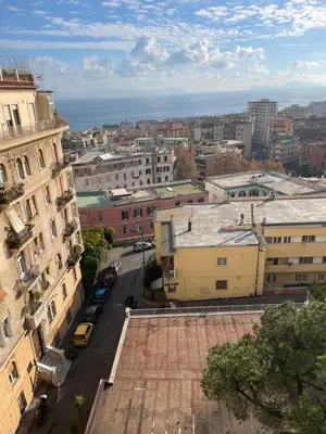 Vista generica su Napoli o vista sulla città dall'interno dell'appartamento