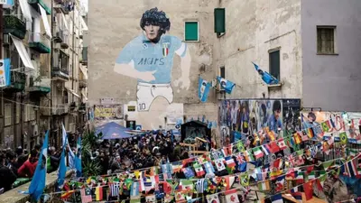 Ospiti di Vittoria's home near Maradona mural