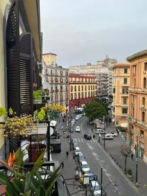Vista generica su Napoli o vista sulla città dall'interno dell'appartamento