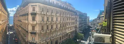 Vista generica su Napoli o vista sulla città dall'interno dell'appartamento