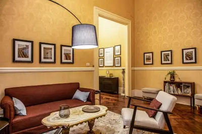 Area soggiorno di Royal Caracciolo Historic Palace Apartment - Via dei Tribunali