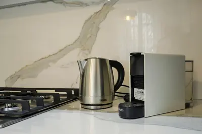 Set per la preparazione di tè e caffè presso PIAZZA AMORE NAPOLI LUXURY APARTMENT nel cuore di Napoli